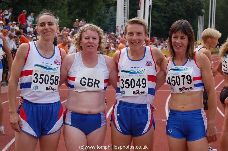 W35 4x400m medallists 1.jpg